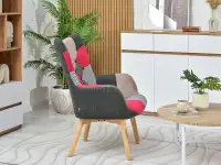 Kolorowy fotel do salonu NURIA PATCHWORK 3 - BUK - w aranżacji