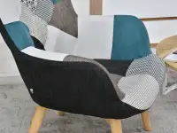 Fotel ze wzorem NURIA PATCHWORK 4 - nogi BUK - wygodny podłokietnik