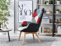 Fotel wypoczynkowy NURIA PATCHWORK 1 na bukowej nodze - w aranżacji z regałami BERG i stolikiem FJORD
