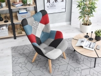 Fotel wypoczynkowy NURIA PATCHWORK 1 na bukowej nodze - w aranżacji z regałami BERG i stolikiem FJORD