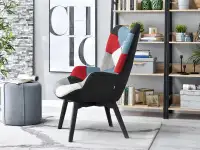 Fotel w stylu uszak NURIA PATCHWORK 1 na czarnej nodze - bok w aranżacji