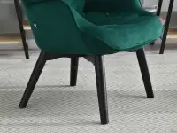 Fotel uszak NURIA ZIELONY welurowy z pikowaniem + czarny - drewniana podstawa