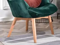 Fotel z pikowaniem NURIA ZIELONY na nodze buk do salonu - drewniana podstawa