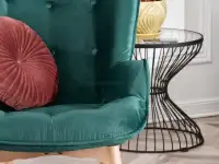 Fotel z pikowaniem NURIA ZIELONY na nodze buk do salonu - nowoczesna forma