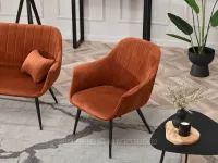 Fotel do salonu z przeszyciami OSMA MIEDZIANY CZARNA - w aranżacji z miedzianą ławką tapicerowaną OSMA, czarna konsolą IBEN oraz czarnym stolikiem kawowym ROSIN S