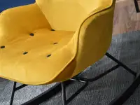 Fotel bujany SIBIL ŻÓŁTY welurowy uszak z czarnymi guzikami - wygodne siedzisko