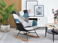 Fotel bujany SIBIL PATCHWORK 4 - BUK - w aranżacji ze stolikiem RENNE