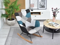 Fotel bujany SIBIL PATCHWORK 4 - BUK - w aranżacji ze stolikiem RENNE