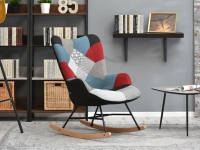 Fotel bujak SIBIL PATCHWORK komfortowy drewniane płozy - w aranżacji z regałami BERG i dywanem RASTIK