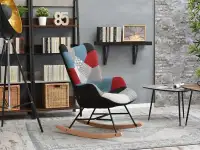 Fotel bujak SIBIL PATCHWORK komfortowy drewniane płozy - w aranżacji z regałami BERG i dywanem RASTIK