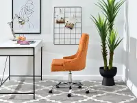 Fotel biurowy z pinezkami SORIA POMARAŃCZOWY WELUR - CHROM - w aranżacji z biurkiem UNIF