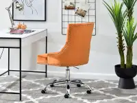 Fotel biurowy z pinezkami SORIA POMARAŃCZOWY WELUR - CHROM - w aranżacji z biurkiem UNIF