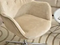Welurowy fotel TRINI BEŻOWY - NOGA CHROM - miękkie siedzisko