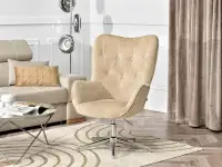 Welurowy fotel TRINI BEŻOWY - NOGA CHROM - w aranżacji z kanapą BEVERLY