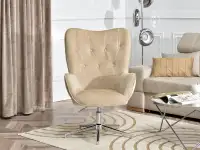 Welurowy fotel TRINI BEŻOWY - NOGA CHROM - w aranżacji z kanapą BEVERLY