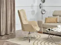 Welurowy fotel TRINI BEŻOWY - NOGA CHROM - w aranżacji z kanapą BEVERLY i stolikiem AMIN