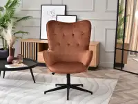 Obrotowy fotel wypoczynkowy TRINI MIEDZIANY WELUR - CZARNY - w aranżacji ze stolikiem LAVIN XL