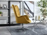 Fotel obrotowy TRINI ZŁOTY GLAMOUR NA PODSTAWIE CHROM - w aranżacji ze stolikiem AMIN XL i regałami OTTO