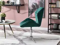 Fotel obrotowy VELO ZIELONY z pikowanego weluru + chrom - w aranżacji ze stolikiem CHENTI i pufą RIDA