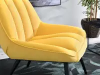 Fotel ZOTI ŻOŁTY z pulchnym siedziskiem na czarnych nogach - miękkie siedzisko