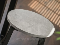 Hoker barowy niski w stylu loftowym FISKER BETON - CZARNY - betonowe siedzisko