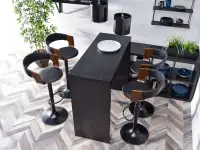 Loftowe krzesło barowe ze skóry NR 35 CZARNE I DREWNO ORZECH - w aranżacji