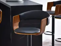 Loftowe krzesło barowe ze skóry NR 35 CZARNE I DREWNO ORZECH - komfortowe siedzisko