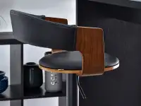 Loftowe krzesło barowe ze skóry NR 35 CZARNE I DREWNO ORZECH - bok siedziska