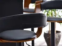 Loftowe krzesło barowe ze skóry NR 35 CZARNE I DREWNO ORZECH - charakterystyczne detale