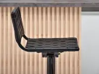 Hoker barowy 63 skóra ekologiczna - CZARNY - krzesło z plecionym oparciem