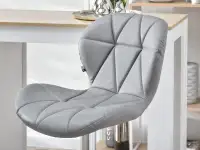 Pikowane krzesło barowe NR 29 SZARE NA NODZE CHROM ze skóry - komfortowe siedzisko