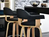 Krzesło barowe drewniane obrotowe nr 37 dąb czarny - tył w aranżacji