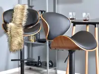 Drewniane krzesło barowe do kuchni 42 orzech-czarny - w aranżacji