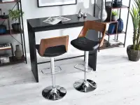 Obrotowe krzesło barowe z drewna i ekoskóry 43 - w aranżacji z regałami HARPER
