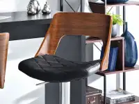 Obrotowe krzesło barowe z drewna i ekoskóry 43 - komfortowe siedzisko