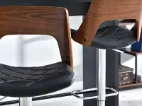 Obrotowe krzesło barowe z drewna i ekoskóry 43 - charakterystyczne detale