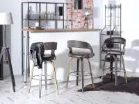 Industrialne krzesło barowe z drewna i skóry nr 48 vintage - w aranżacji