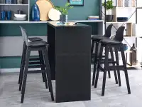 Designerskie krzesło barowe ELMO czarne - w aranżacji z regałem HARPER