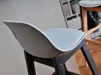 Designerskie krzesło barowe ELMO szare - widok z tyłu
