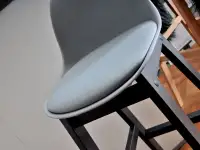 Designerskie krzesło barowe ELMO szare - widok z przodu