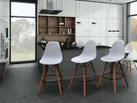 Krzesło barowe EPS DSW białe - aranżacja w nowoczesnej kuchni.