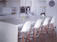 Krzesło barowe EPS DSW białe - aranżacja w nowoczesnej kuchni.