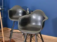 Designerskie krzesło barowe z oparciem EPS WOOD 2 czarny - w aranżacji