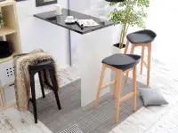 Krzesło barowe do kuchni RULE czarne - w aranżacji