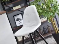 Krzesło barowe EPS WOOD TAP 1 BIAŁY PIK na czarnej nodze - pikowane siedzisko