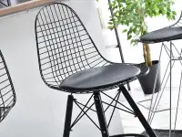Krzesło barowe EPS WIRE WOOD CZARNY na nodze z drewna - stylowe siedzisko