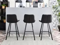 Krzesło barowe ESCI CZARNE ze skóry eko z przeszyciami - tył w aranżacji