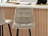 Welurowy hoker do wyspy kuchennej NEVA BEŻOWY - CZARNY - krzesło barowe z weluru