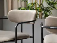 Welurowe krzesło barowe VIDAL BEŻ - CZARNY STELAŻ - charakterystyczne detale