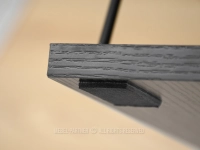 Industrialny komplet mebli HOLGER CZARNE DREWNO - CZARNY - zbliżenie na podkładkę ochronną
